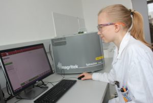 A college student learns about NMR with Spinsolve Carbon at HTLBA Wels in Austria